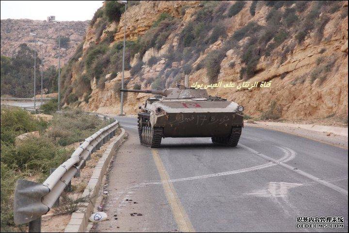 利比亚部分民兵上缴重型武器接受整编